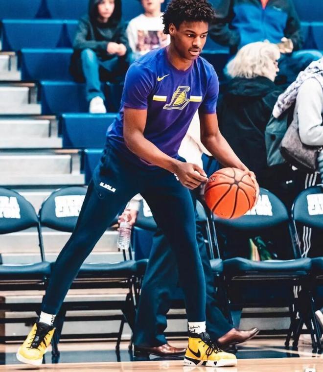 那不勒斯训练开放日；集结日战术微调引欢呼；全明星赛在即；资深球员宣示担当的简单介绍