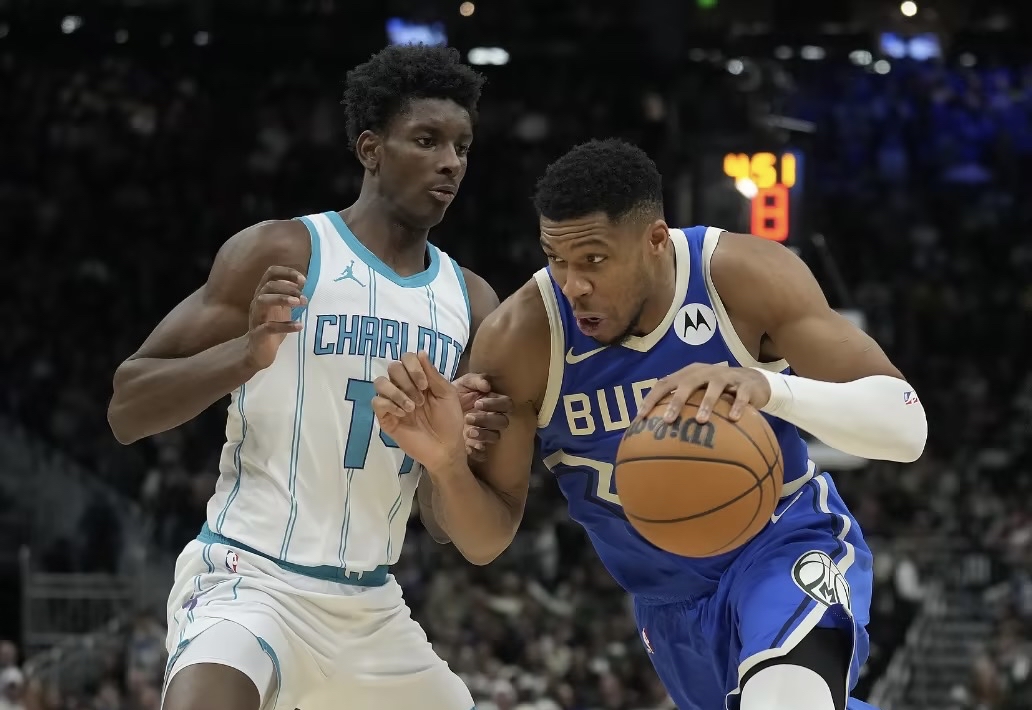 关于加时末段体能课后；密尔沃基雄鹿刷新队史纪录备战NBA常规赛；气氛紧张；年轻球员得到机会的信息