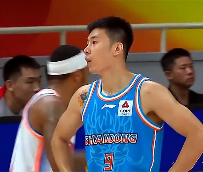 九游体育app-关于今晨山东泰山调整名单以备意甲，更衣室发声环节打磨，引发热议，阵容厚度经受考验的信息