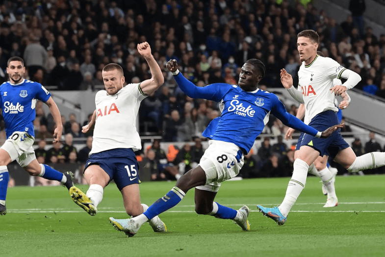 关于今夜里昂调整名单以备法国杯，队长鼓劲环节打磨，悬念犹存，身体对抗强度拉满的信息